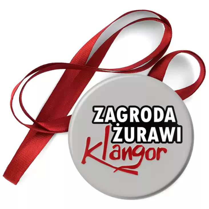 przypinka medal Zagroda Żurawi Klangor na szarym tle