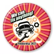 przypinka Studniowka mechanikow z samochodem, kluczem, zebatkami i nakretkami