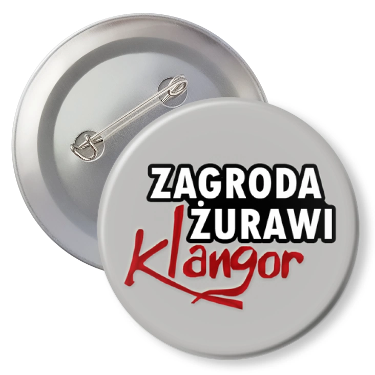 przypinka z agrafką Zagroda Żurawi Klangor na szarym tle