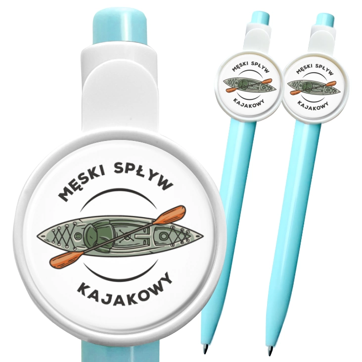 przypinka długopis Męski spływ kajakowy na białym tle