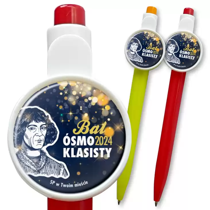przypinka długopis Bal Ósmoklasisty z Mikołajem Kopernikiem na granatowym tle