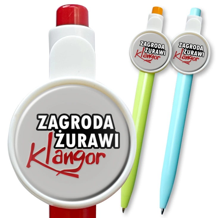 przypinka długopis Zagroda Żurawi Klangor na szarym tle