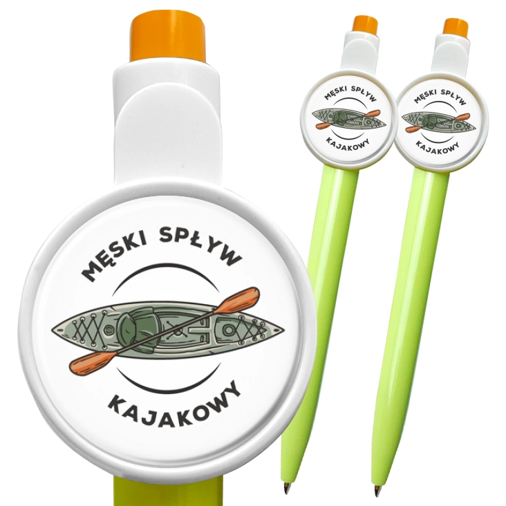 przypinka długopis Męski spływ kajakowy na białym tle