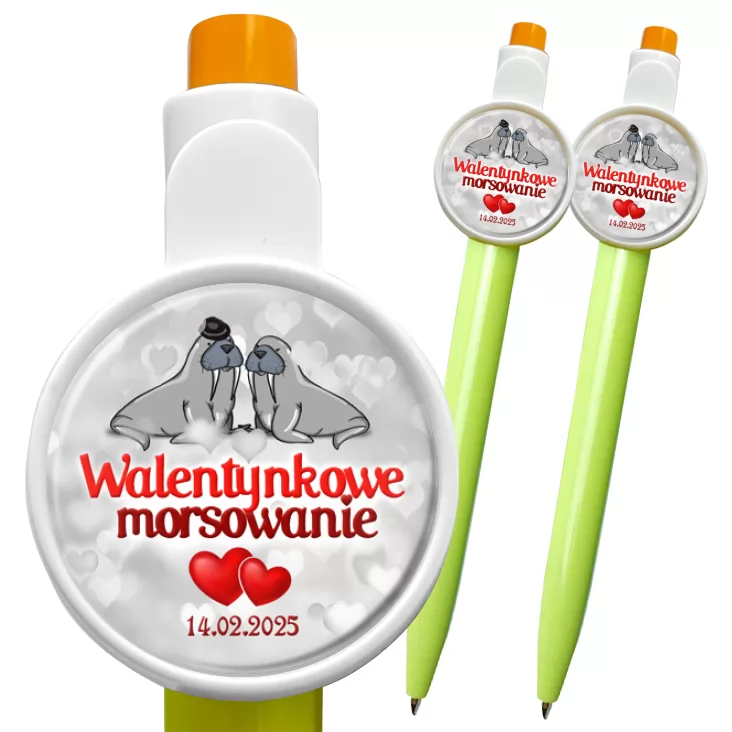 przypinka długopis Morsowanie w walentynki na szarym tle