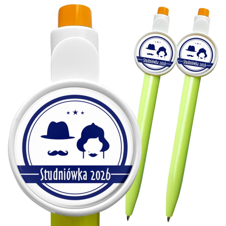 przypinka długopis Studniówka granatowa retro z wąsem i kapeluszem