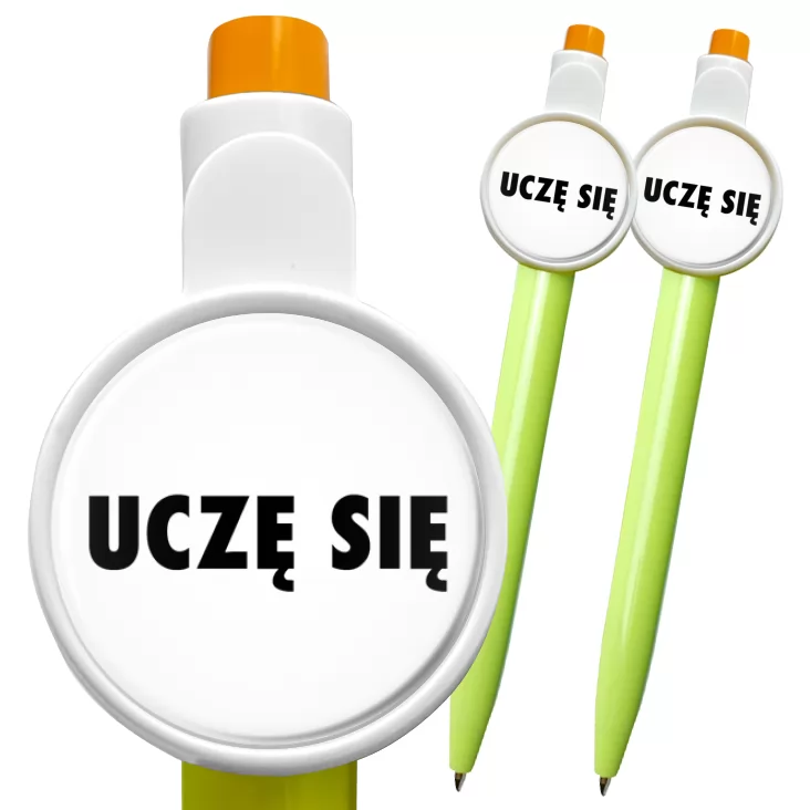 przypinka długopis Uczę się białe tło