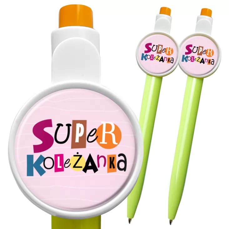 przypinka długopis Super koleżanka na różowym tle