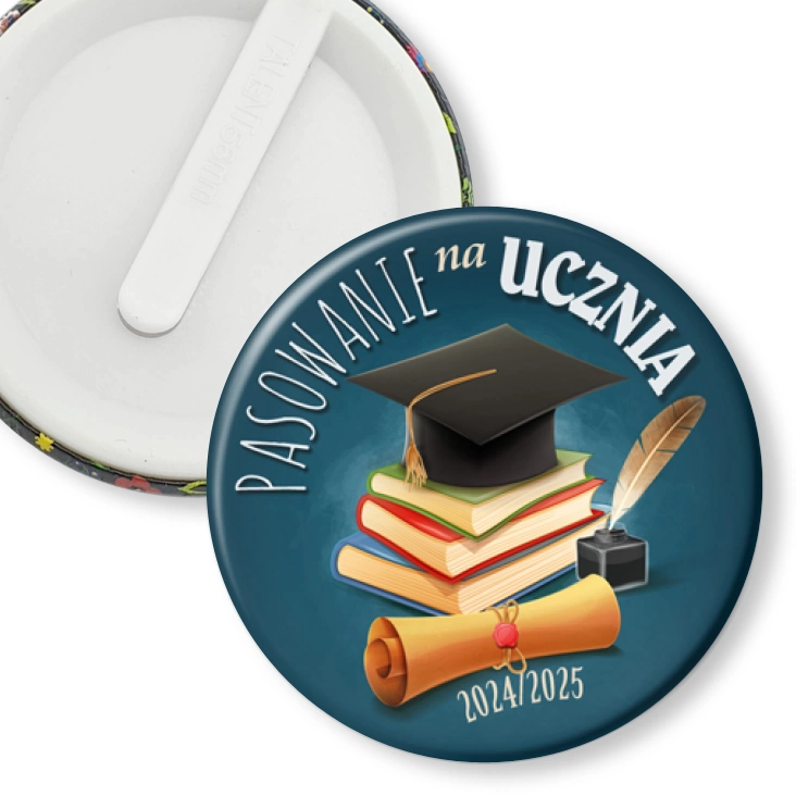 przypinka klips Pasowanie na ucznia stos książek