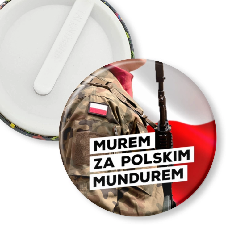 przypinka klips Murem za polskim mundurem na tle biało-czerwonej flagi