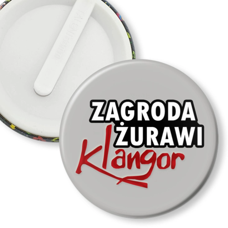 przypinka klips Zagroda Żurawi Klangor na szarym tle