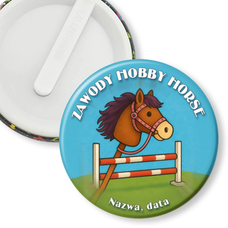 przypinka klips Zawody hobby horse na niebieskim tle