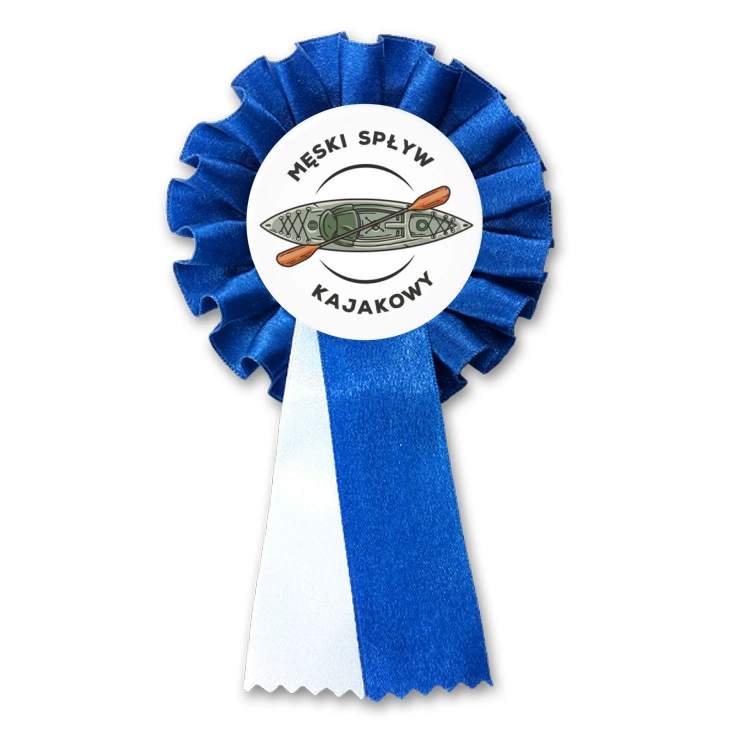 przypinka kotylion Męski spływ kajakowy na białym tle