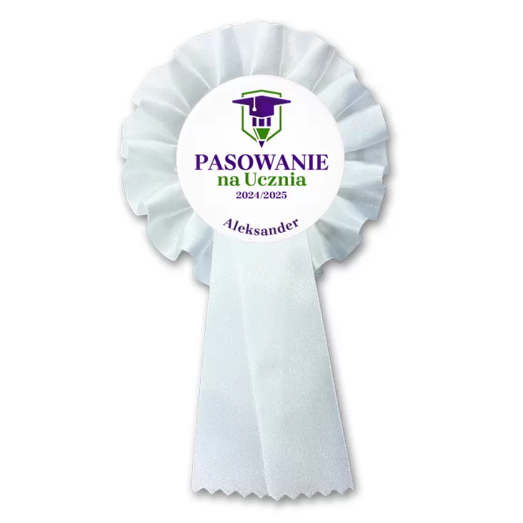 przypinka kotylion Pasowanie na ucznia na białym tle