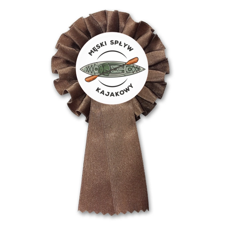 przypinka kotylion Męski spływ kajakowy na białym tle