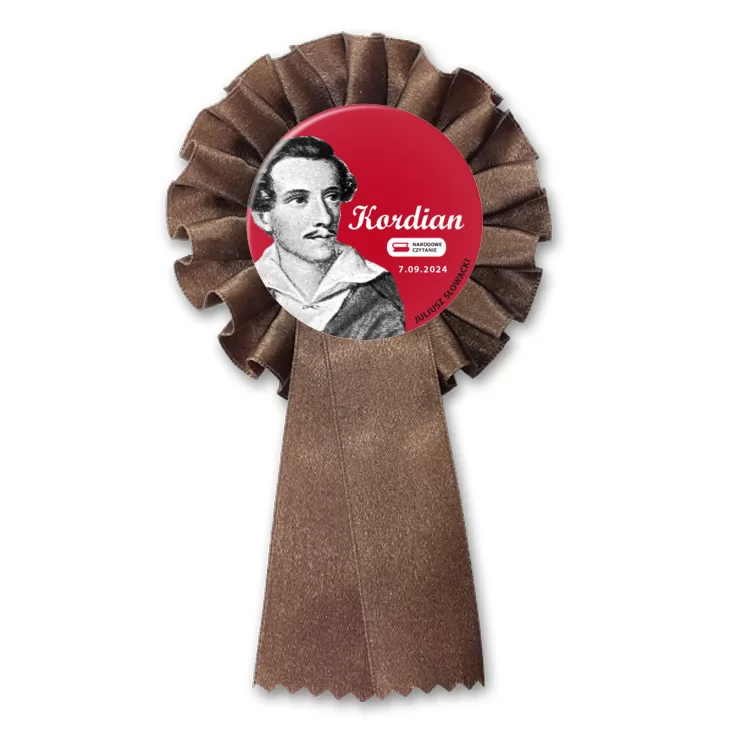 przypinka kotylion Narodowe czytanie Kordian Juliusz Słowacki na czerwonym tle