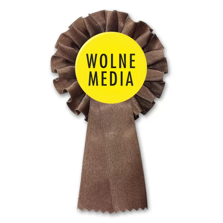 przypinka kotylion Wolne media na żółtym tle
