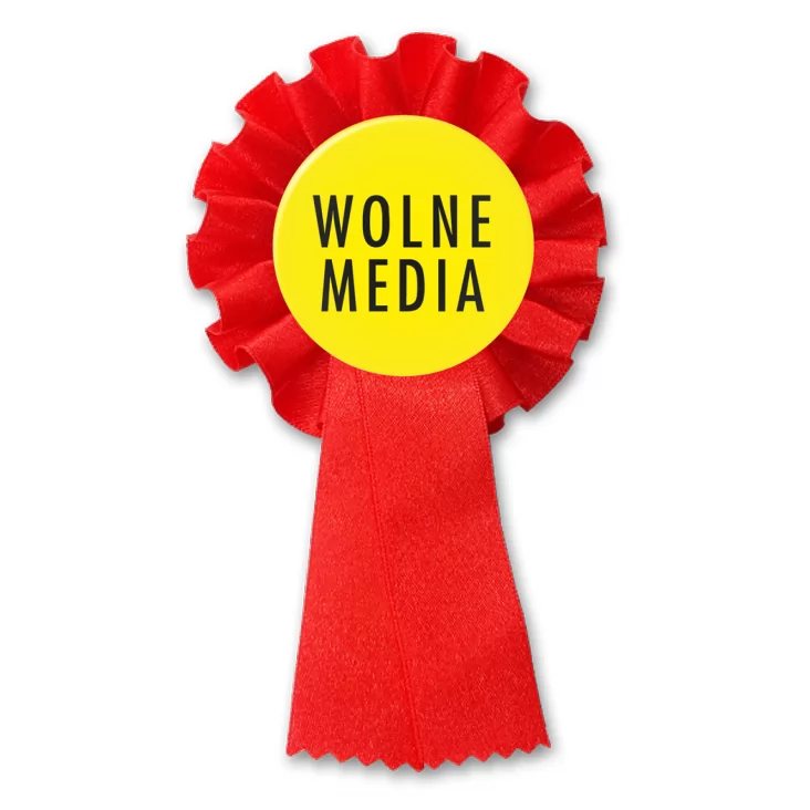 przypinka kotylion Wolne media na żółtym tle