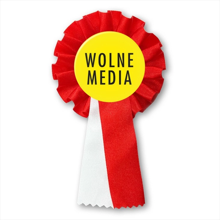 przypinka kotylion Wolne media na żółtym tle