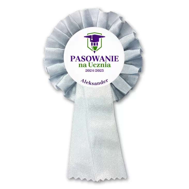 przypinka kotylion Pasowanie na ucznia na białym tle