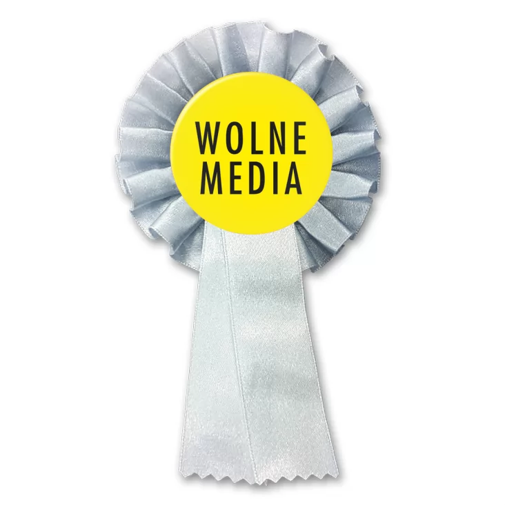 przypinka kotylion Wolne media na żółtym tle