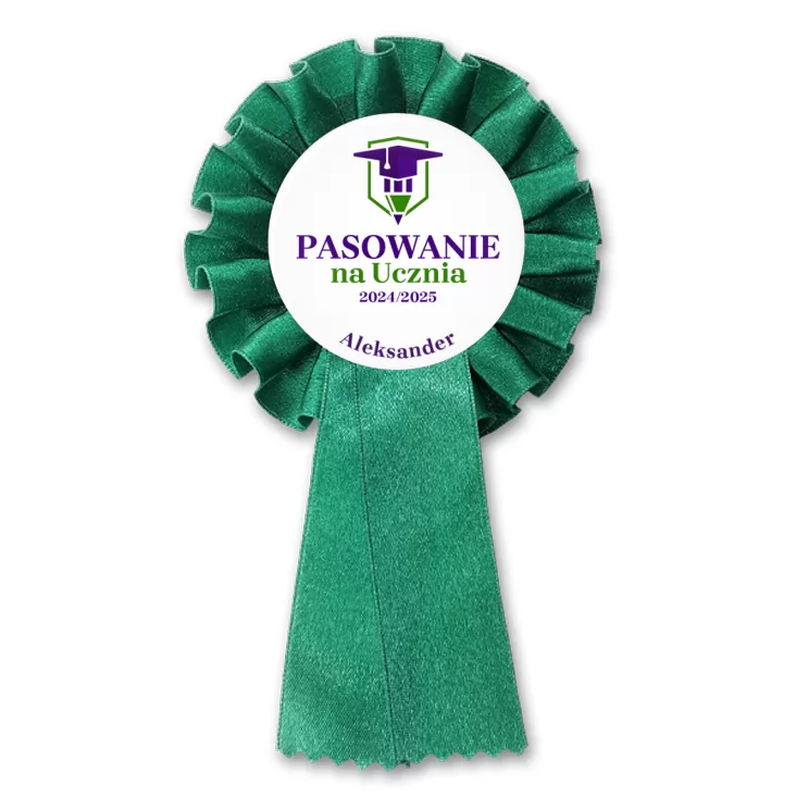 przypinka kotylion Pasowanie na ucznia na białym tle
