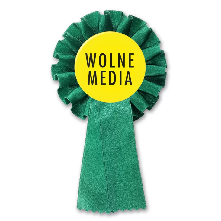 przypinka kotylion Wolne media na żółtym tle