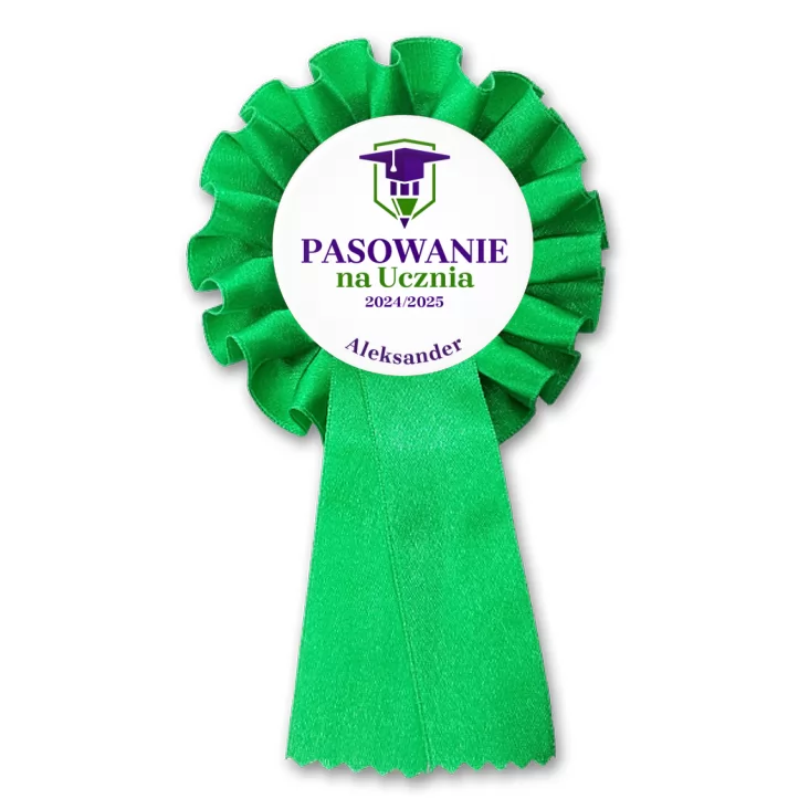 przypinka kotylion Pasowanie na ucznia na białym tle