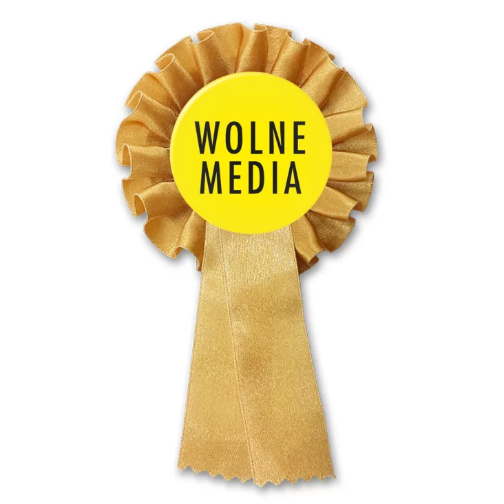 przypinka kotylion Wolne media na żółtym tle