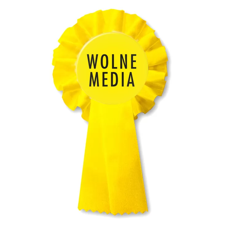 przypinka kotylion Wolne media na żółtym tle