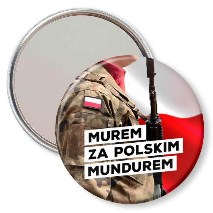 przypinka lusterko Murem za polskim mundurem na tle biało-czerwonej flagi