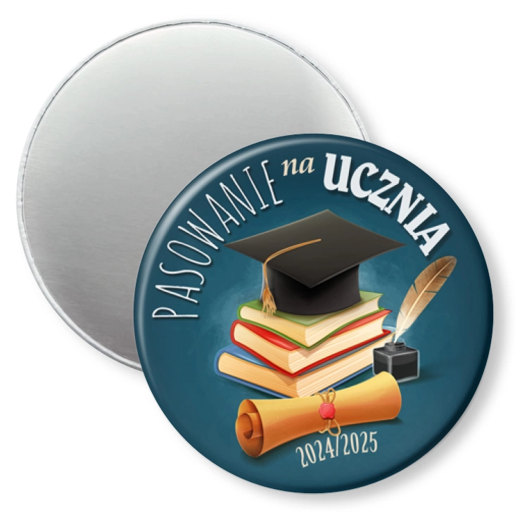 przypinka magnes Pasowanie na ucznia stos książek