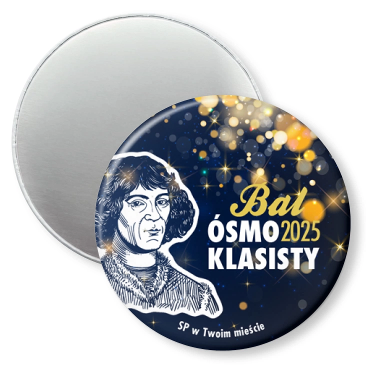 przypinka magnes Bal Ósmoklasisty z Mikołajem Kopernikiem na granatowym tle