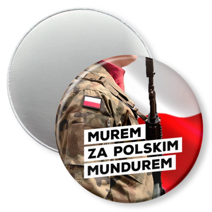 przypinka magnes Murem za polskim mundurem na tle biało-czerwonej flagi