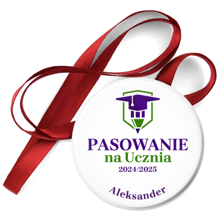 przypinka medal Pasowanie na ucznia na białym tle