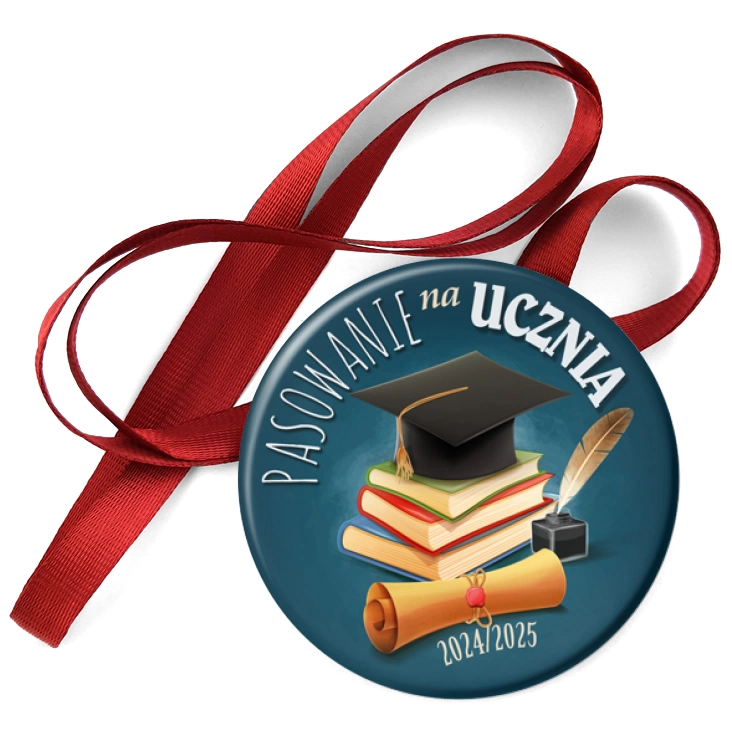 przypinka medal Pasowanie na ucznia stos książek