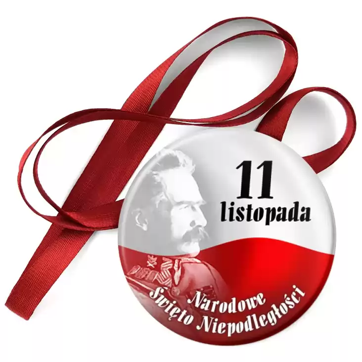 przypinka medal Narodowe Święto Niepodległości Piłsudski na tle flagi
