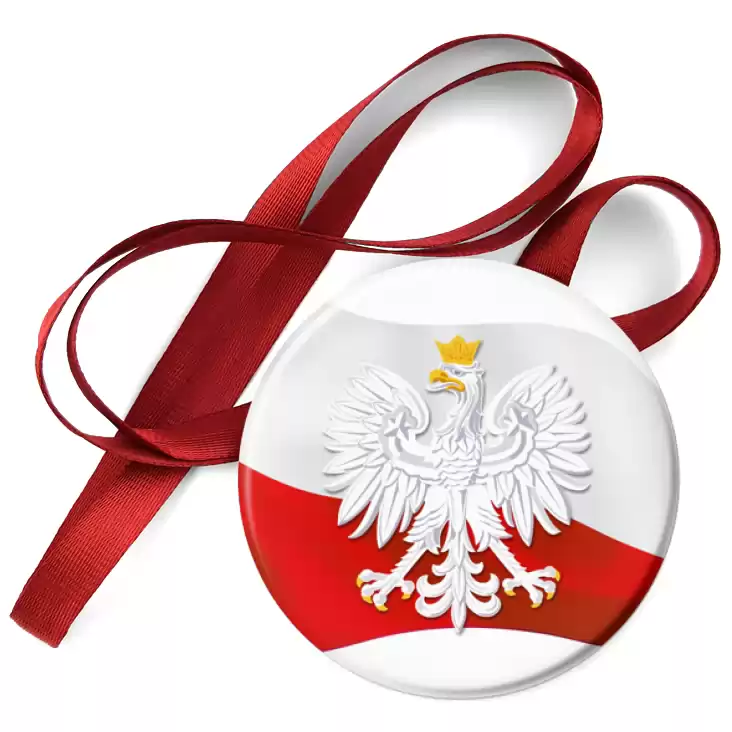 przypinka medal Orzeł w koronie na tle powiewającej flagi Polski