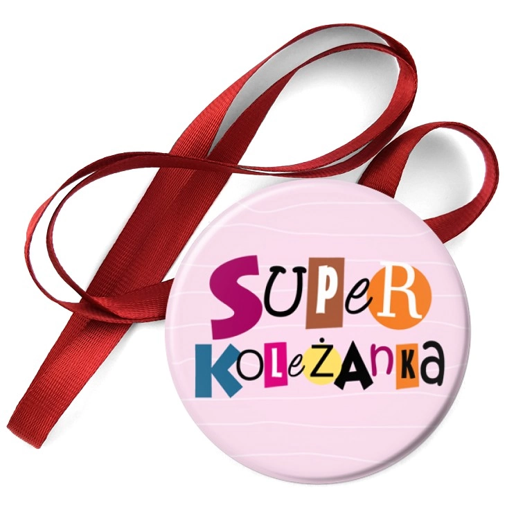 przypinka medal Super koleżanka na różowym tle