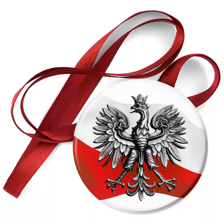 przypinka medal Orzeł Polski na tle flagi państwowej