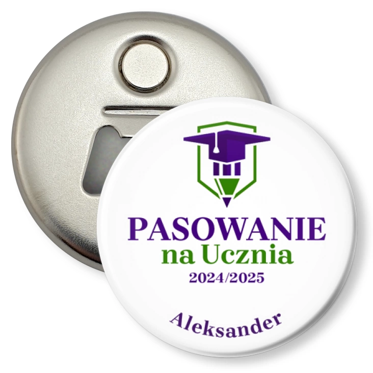 przypinka otwieracz-magnes Pasowanie na ucznia na białym tle