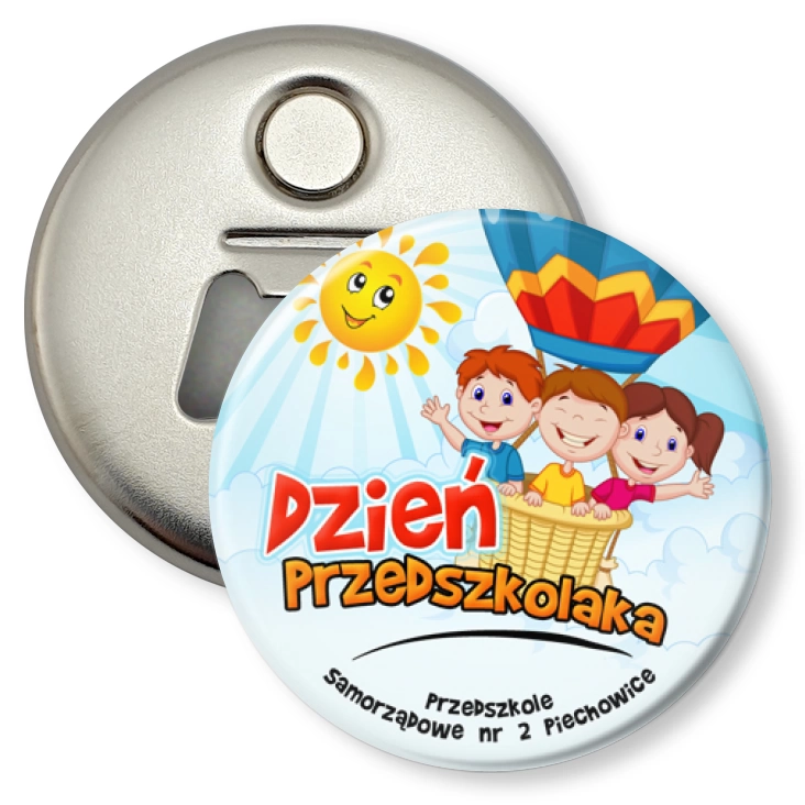 przypinka otwieracz-magnes Dzień Przedszkolaka Przedszkole nr 2 Piechowice