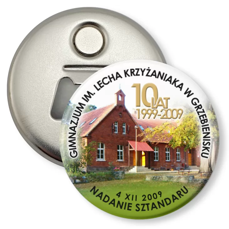 przypinka otwieracz-magnes Gimnazjum im. Lecha Krzyżaniaka w Grzebienisku