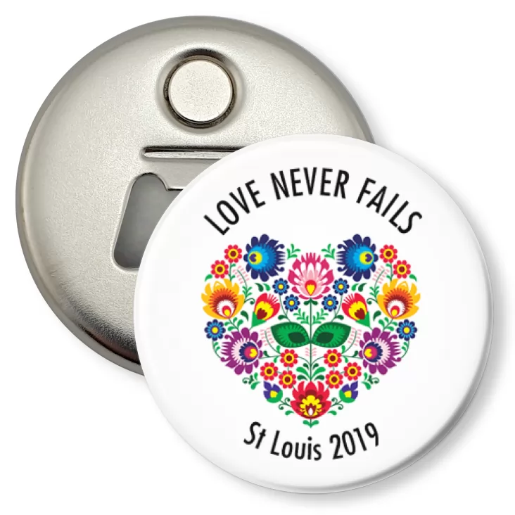 przypinka otwieracz-magnes Love Never Fails