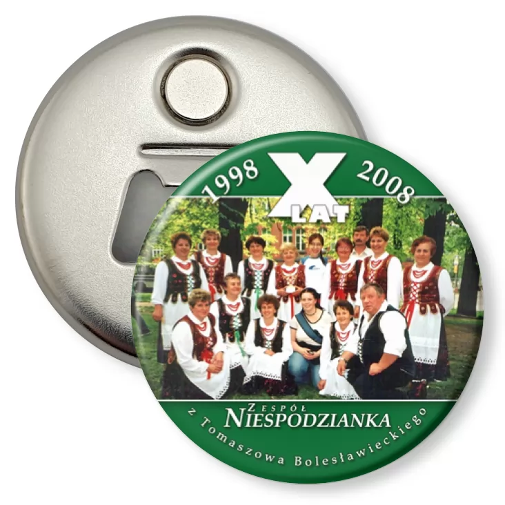 przypinka otwieracz-magnes 10 lat Zespołu Niespodzianka
