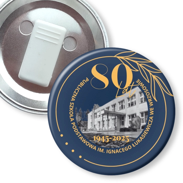 przypinka z żabką 80 lat SP we Wrzosowie