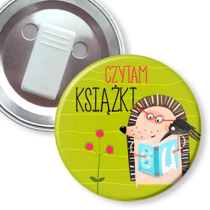przypinka z żabką Czytam książki jeżyk na zielonym tle