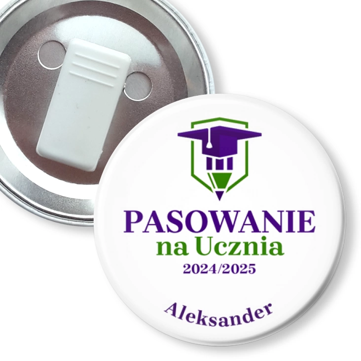 przypinka z żabką Pasowanie na ucznia na białym tle