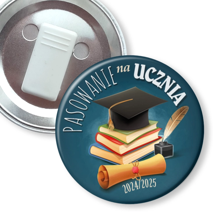przypinka z żabką Pasowanie na ucznia stos książek