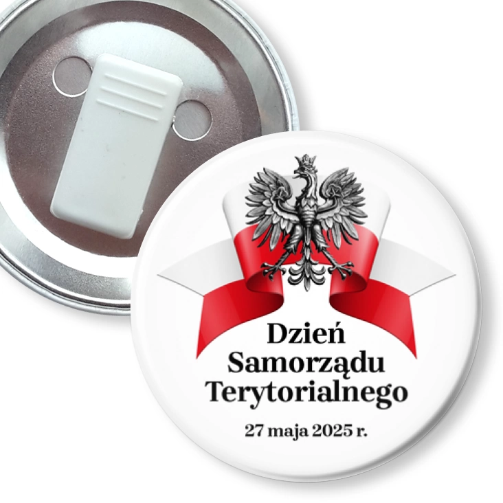 przypinka z żabką Dzień Samorządu Terytorialnego na białym tle