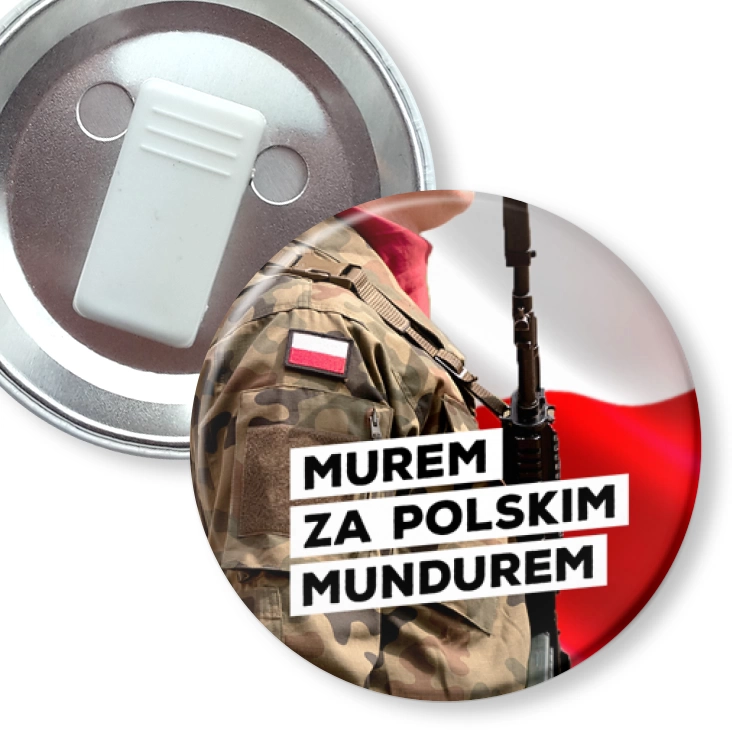 przypinka z żabką Murem za polskim mundurem na tle biało-czerwonej flagi